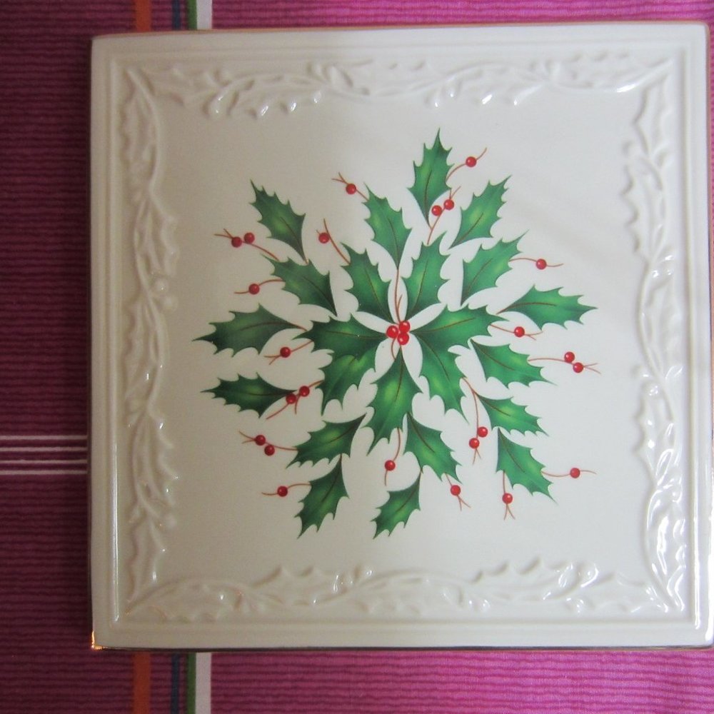 LENOX HOLIDAY HOLLY 6" CARVED TRIVET HOT PLATE/AMERICAN BY DESIGN